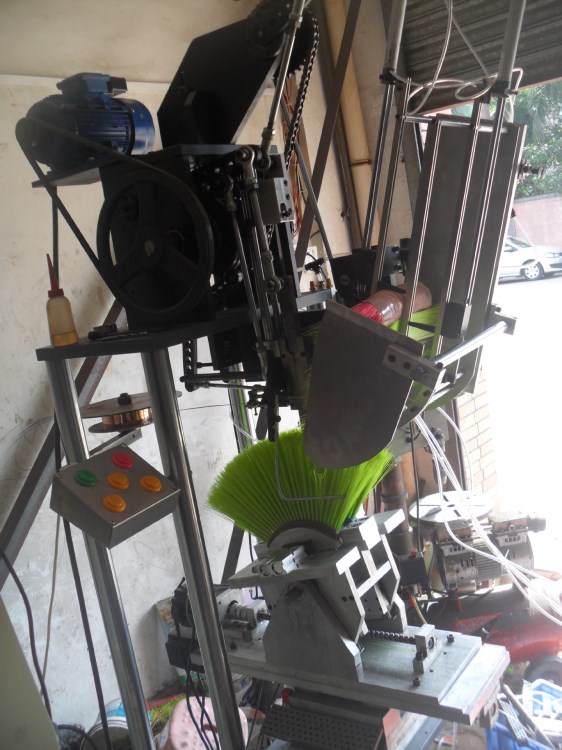 厂家供应三轴加长版高速扫把机器植毛机器刷子植毛机