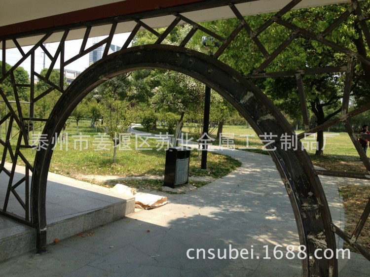 中式景區(qū)園林鐵藝隔斷拱門造型工程 公園走廊鐵藝裝飾拱形屏風(fēng)門