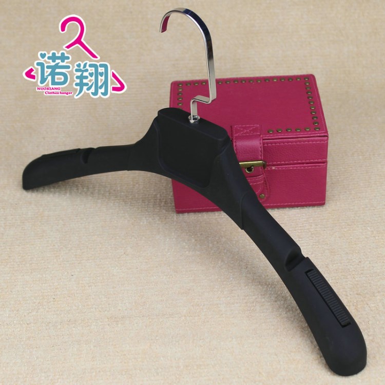 【諾翔】【50江浙滬包郵】手感漆橡塑防滑服裝店塑料衣架 602