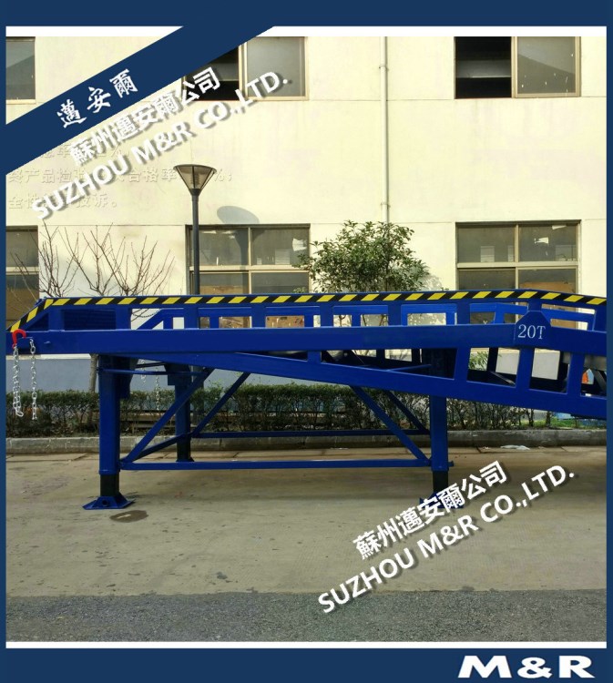 【集團(tuán)采購】大型集裝箱裝卸貨平臺(tái)叉車搬運(yùn)作業(yè)更快捷