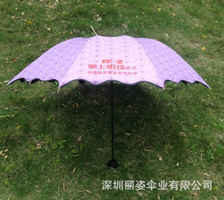 深圳定做折疊黑膠傘四節(jié)三折波浪邊防紫外線晴雨傘全黑骨折傘