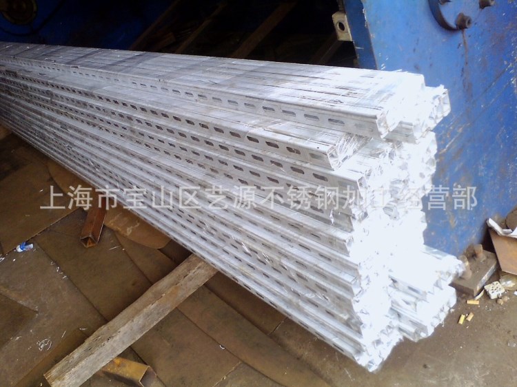 提供鍍鋅板來料來圖加工鈑金沖孔折彎加工