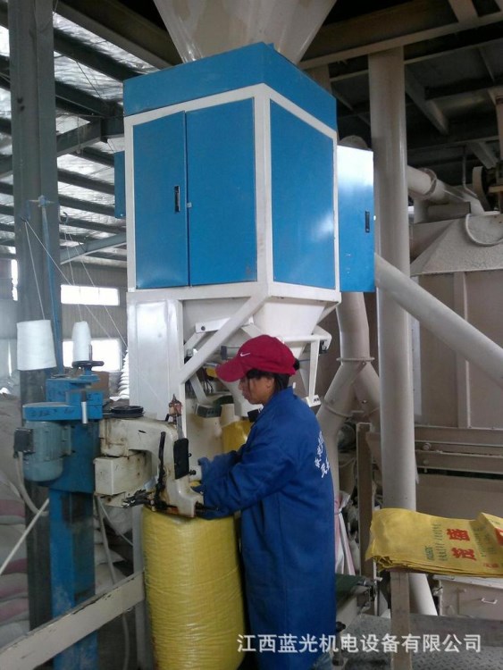 面粉自動包裝機，20公斤薯粉稱量包裝機，25公斤淀粉稱重包裝設備