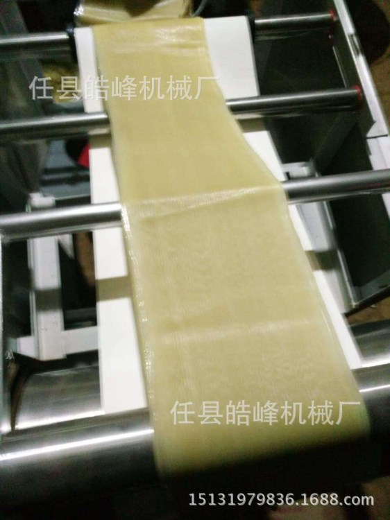 制作烤冷面的機(jī)器 烤冷面生產(chǎn)設(shè)備 全自動(dòng)冷面機(jī)器錢一臺(tái)