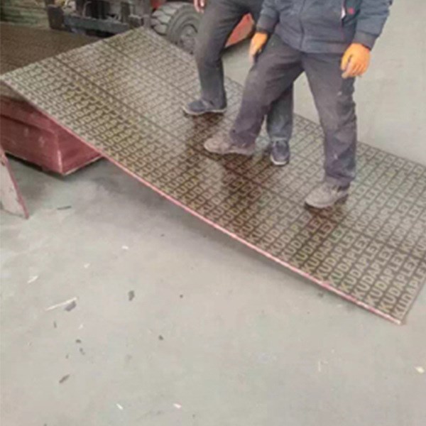 廠家低價直銷雙面帶字覆模板使用次數(shù)多膠合板量大從優(yōu)建筑模板