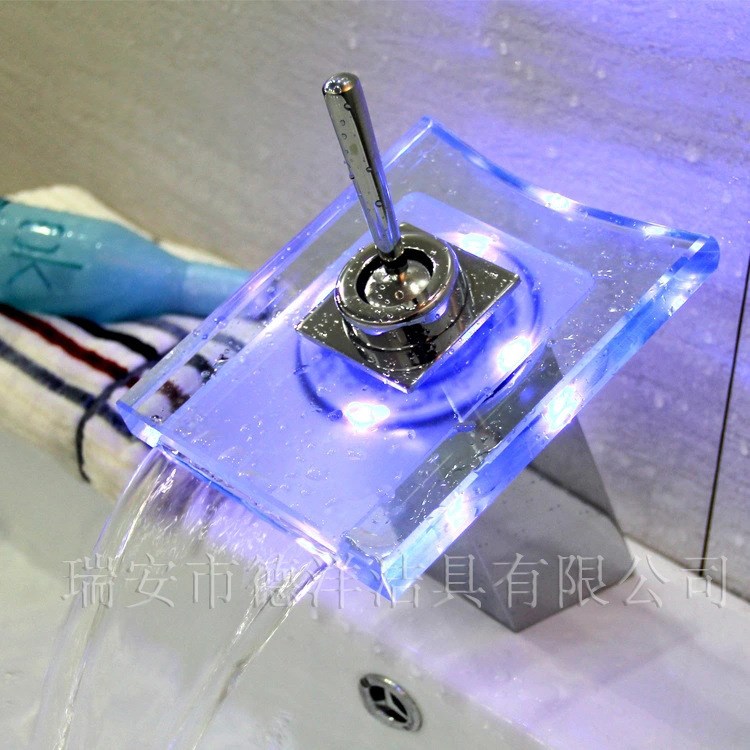 LED臺(tái)盆瀑布龍頭玻璃瀑布帶燈浴室面盆水龍頭全銅主體水龍頭