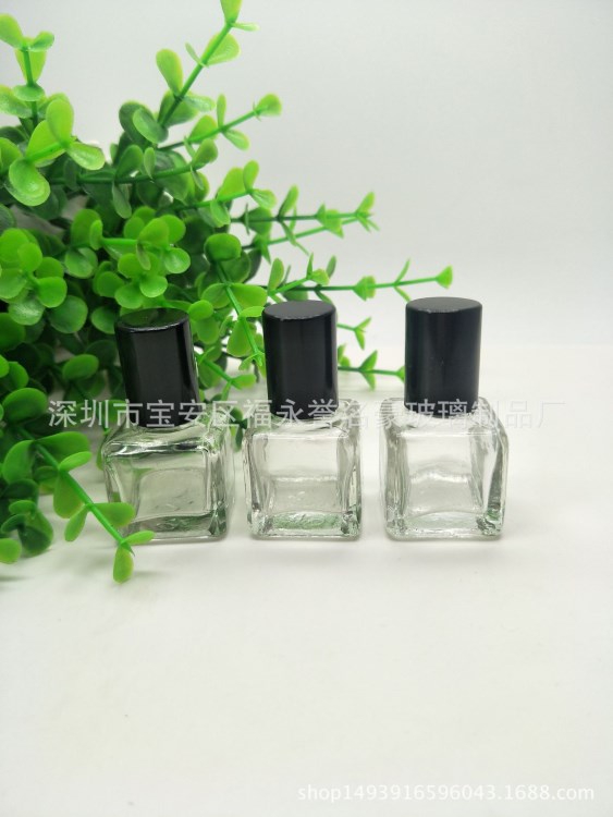 廠(chǎng)家現(xiàn)貨5ml新款方形指甲油玻璃瓶 油漆瓶 配黑色塑料毛刷蓋