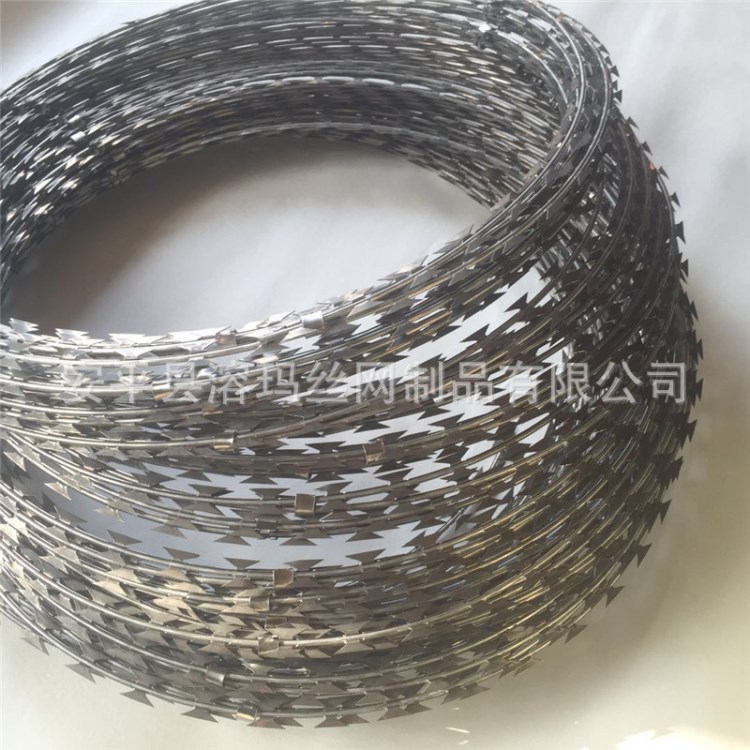 刺鋼絲滾籠廠家生產(chǎn)江蘇鹽城監(jiān)獄墻頭防盜鍍鋅刀片刺繩質(zhì)優(yōu)價(jià)廉