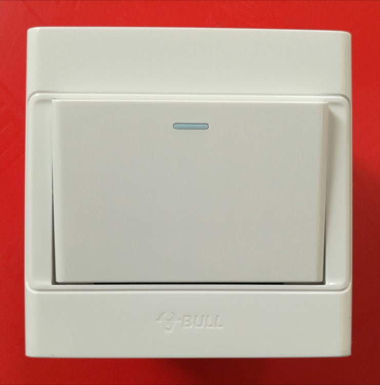 公牛一开多控开关中途开关一开双控换向开关g05白色