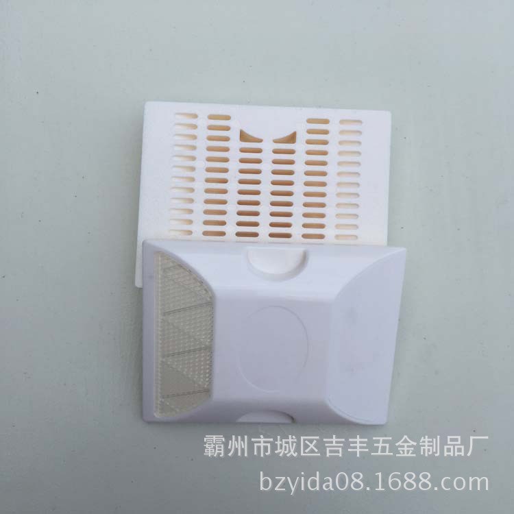 生產(chǎn)廠家批發(fā)供應(yīng)各種檢測(cè)合格道釘突起路標(biāo)輪廓標(biāo)廠家