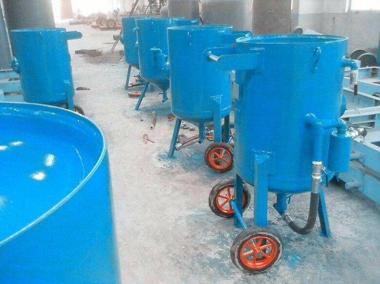 張家口噴砂機|長沙可移動噴砂機|株洲除銹開放式加壓噴砂罐子批發