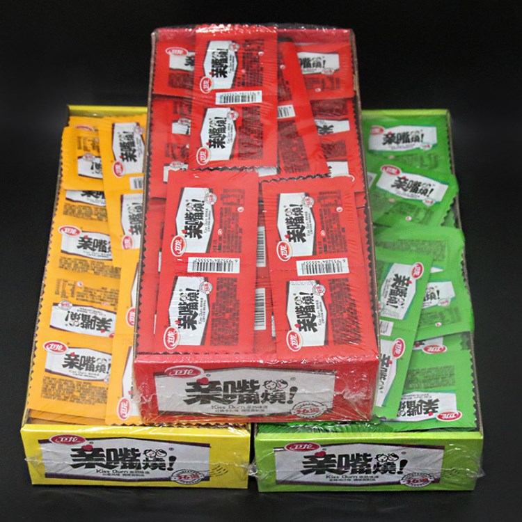 衛(wèi)龍親嘴燒豆干親嘴豆親嘴猴辣條100片盒 小面筋一件代發(fā)
