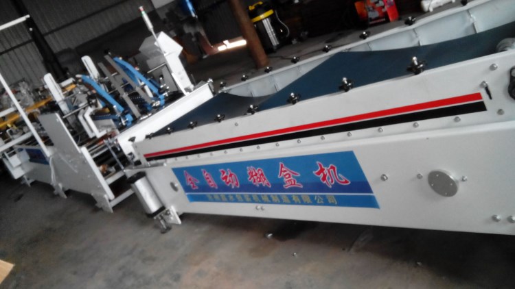 滄州鑫水包裝機械公司生產(chǎn)全自動糊盒機，適合卡紙，瓦楞紙的產(chǎn)品