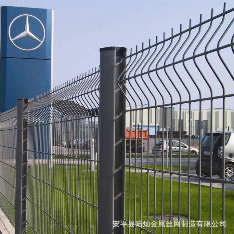 廠家定做直銷機場公路鐵絲圍欄網停車場人行道隔離三角折彎護欄網