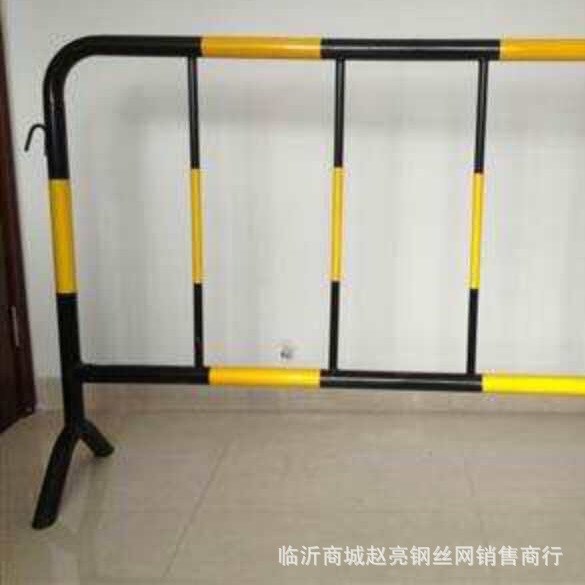 臨沂現(xiàn)貨批發(fā)道路施工鐵馬護欄  黃黑相間臨時移動鐵馬 圍欄