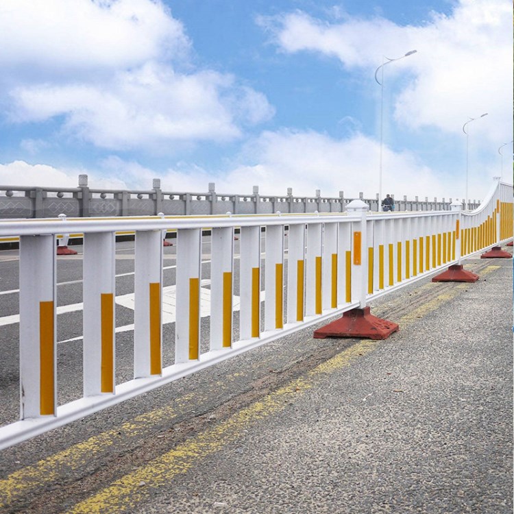 廠家直銷鋅鋼市政道路護(hù)欄交通護(hù)欄鋅鋼護(hù)欄馬路隔離帶防撞