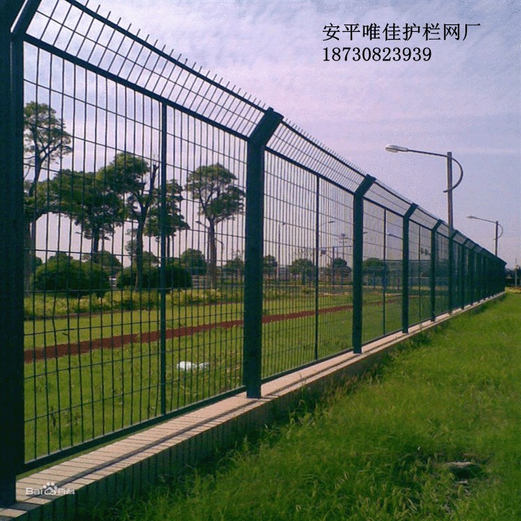 供應重慶護欄網成都公路圍欄網四川道路框架隔離網生產廠家
