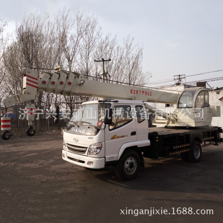 興安機(jī)械銷售各種型號(hào)汽車吊車8-12噸歡迎來廠參觀