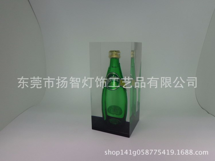 廠家定制生產(chǎn)亞克力水晶膠內(nèi)埋酒瓶工藝禮品