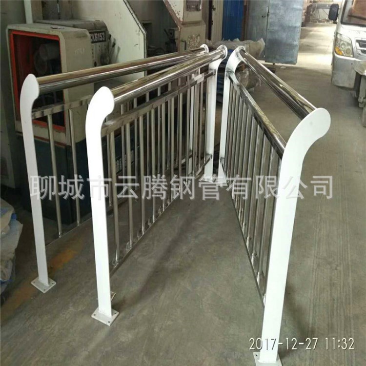 定制新型不銹鋼復(fù)合管護(hù)欄  橋梁河道防護(hù)欄