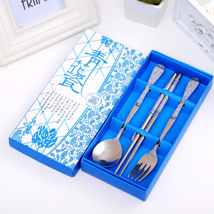 批發(fā)地推小禮品不銹鋼套裝三件套紙盒青花瓷餐具系列商務開業(yè)禮品