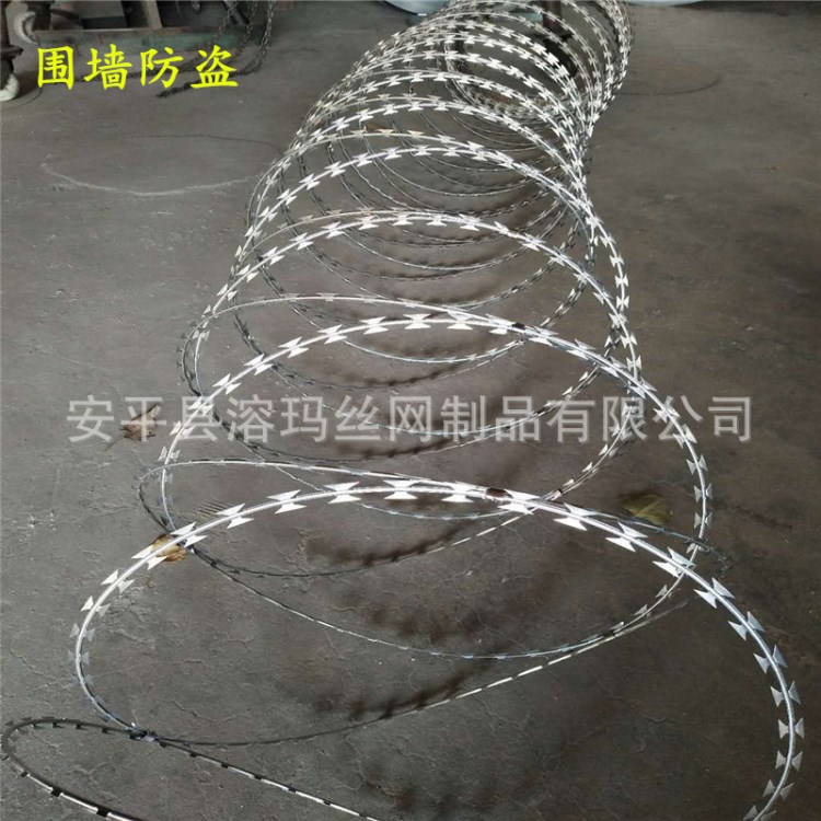 鐵絲網廠家生產湖南邵陽學校圍墻專用蛇形刺網鍍鋅刀片刺可定做
