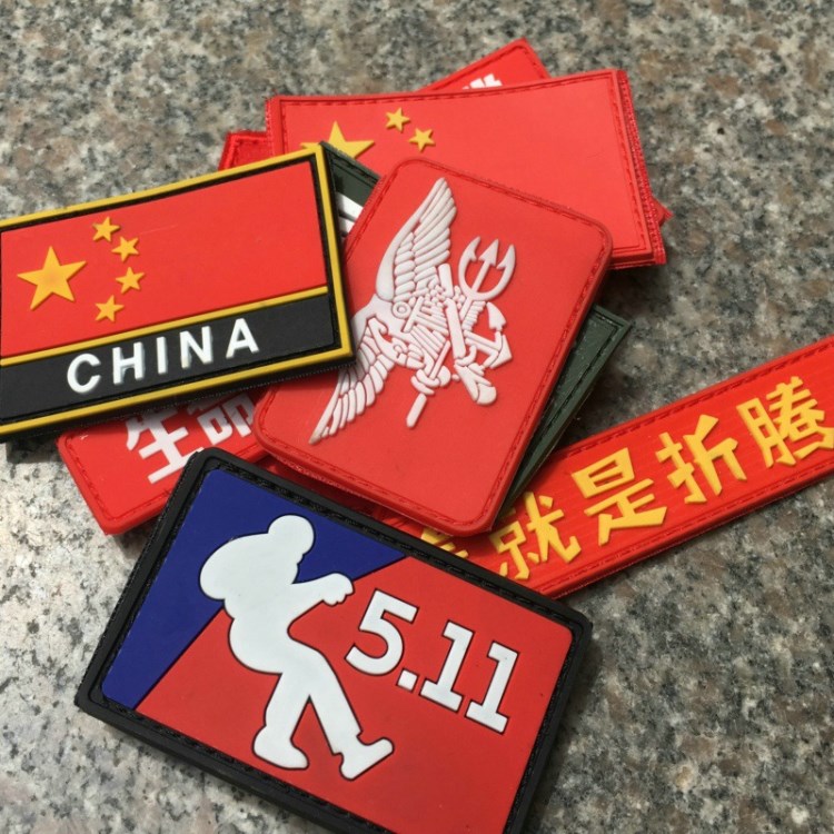 廠家直銷小魔術(shù)貼章魔術(shù)貼pvc臂章戶外包橡膠肩章國旗章戰(zhàn)術(shù)配件