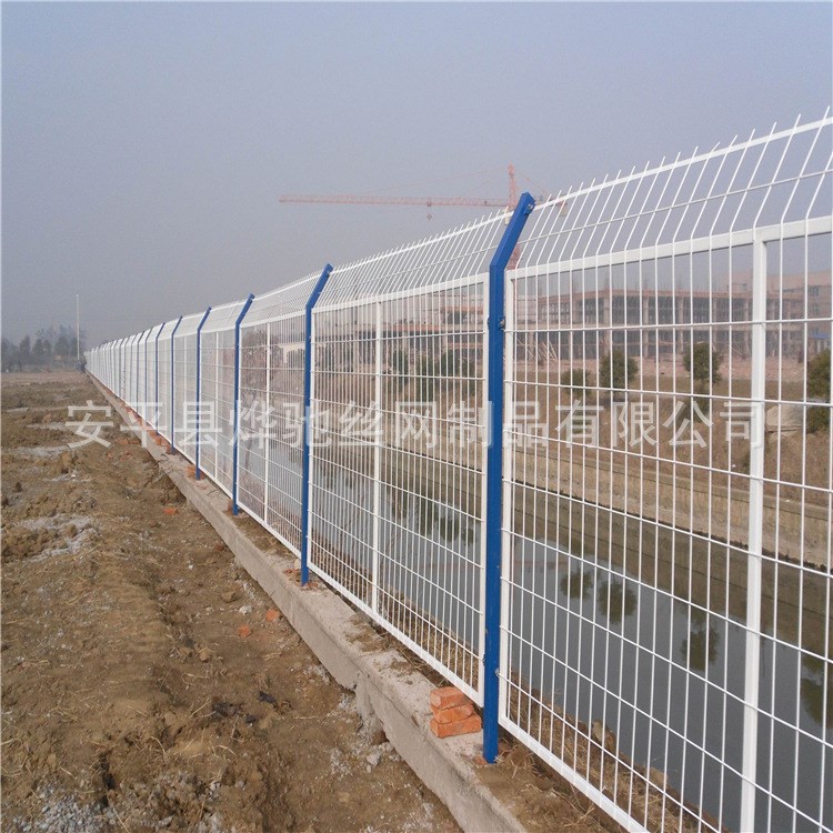 直銷廠區(qū)隔離護(hù)欄網(wǎng) 批發(fā)公路鐵路框架圍欄網(wǎng) 鐵絲框架柵欄