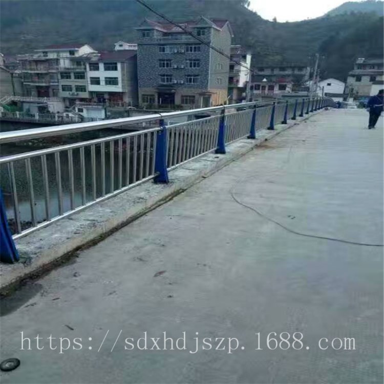 昆明道路隔離護欄 大橋防護欄 不銹鋼碳素鋼復合管橋梁護欄價格