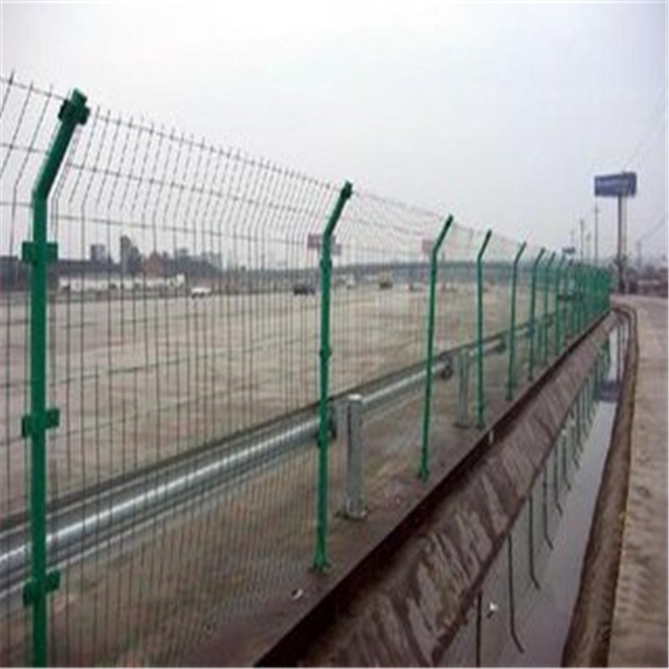綠色圍欄網(wǎng)現(xiàn)貨 公路道路隔離用廠區(qū)圍欄網(wǎng) 鐵路圍欄網(wǎng)隔離防護(hù)網(wǎng)