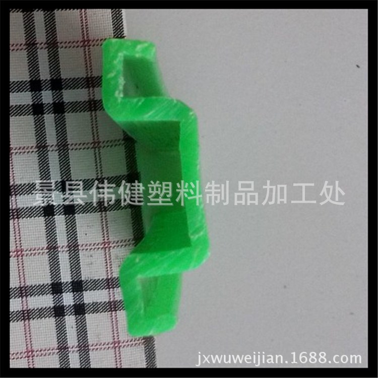 本公司生產塑料尼龍導條皮帶輸送機耐磨條可根據客戶要求加工定做