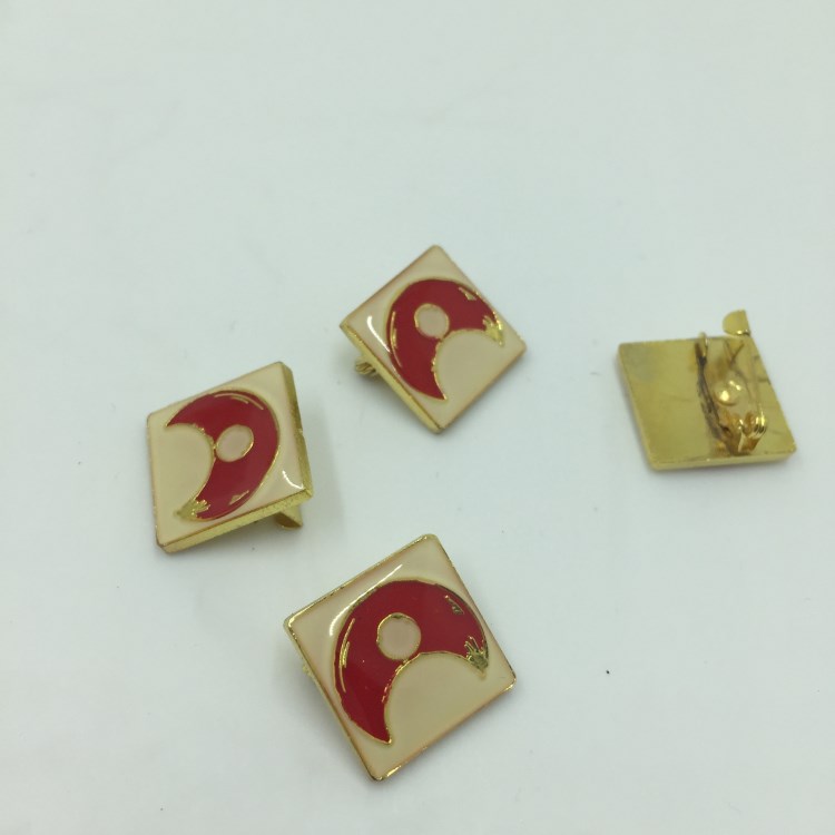 為云南名本教育學(xué)校定制徽章、正方形小校徽、各種立體logo徽章、