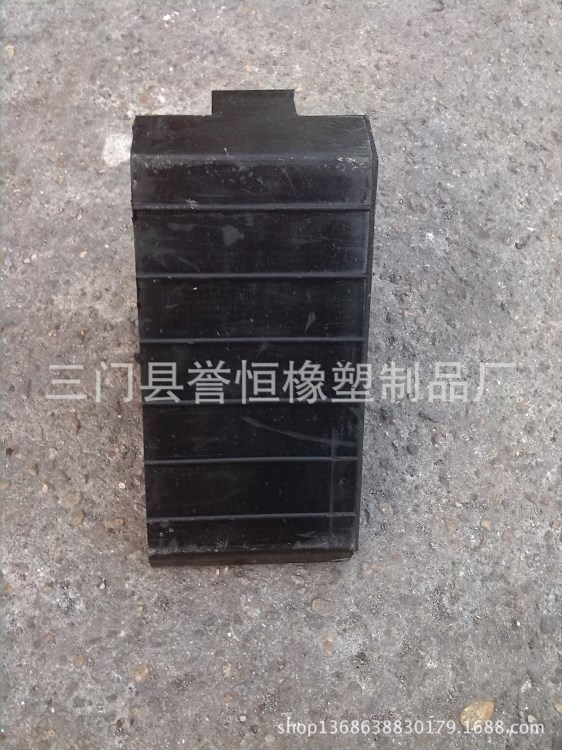 橡膠止滑器 車(chē)輪定位器 橡膠止退器 三角木*阻塞器 交通設(shè)施產(chǎn)品