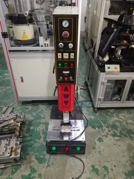 二手出售一臺(tái)超聲波塑焊機(jī)，塑料焊接機(jī)
