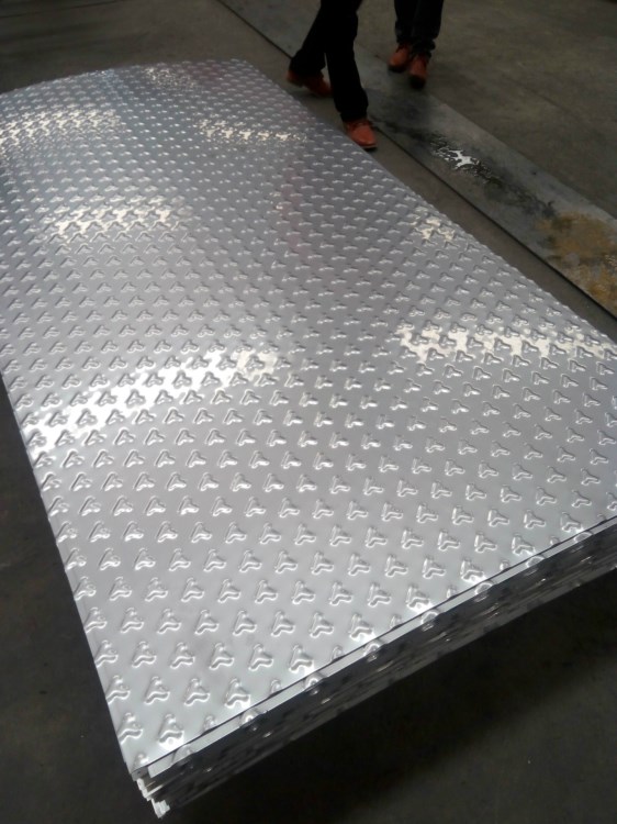 新品不锈钢花纹板304人字形花纹板防滑性能好耐腐蚀