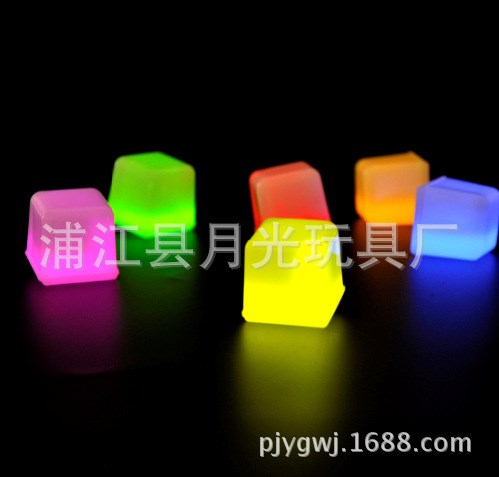 廠家生產(chǎn)發(fā)光冰塊 酒吧方形冰塊熒光冰塊熒光棒婚慶酒吧用品批發(fā)
