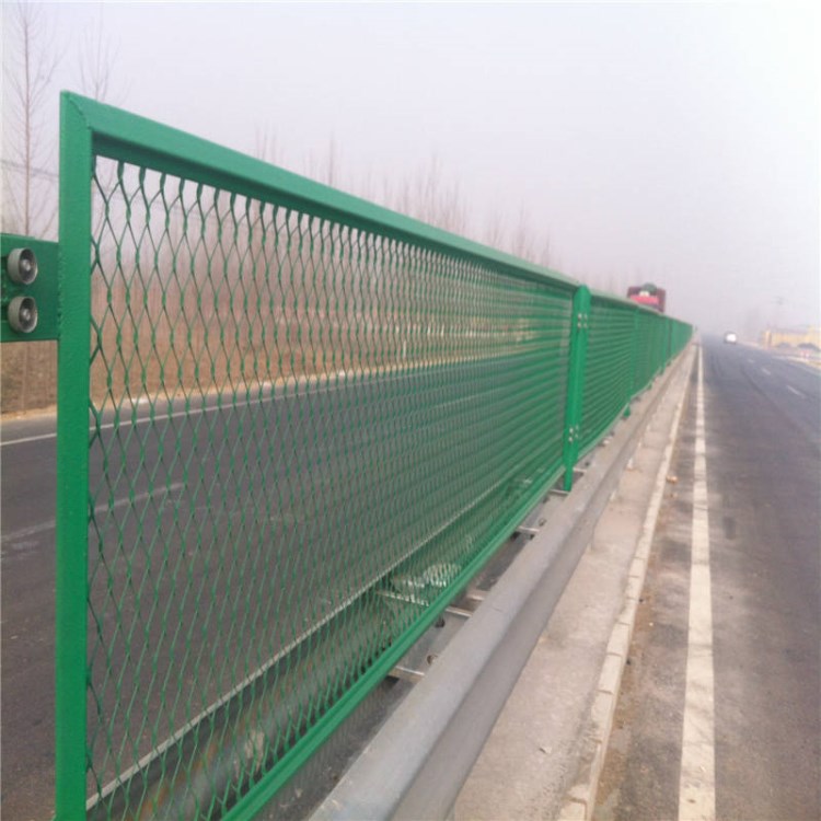 高速公路防眩網(wǎng)廠家 批發(fā)1米*4米菱形孔鋼板網(wǎng)公路防眩目隔離柵