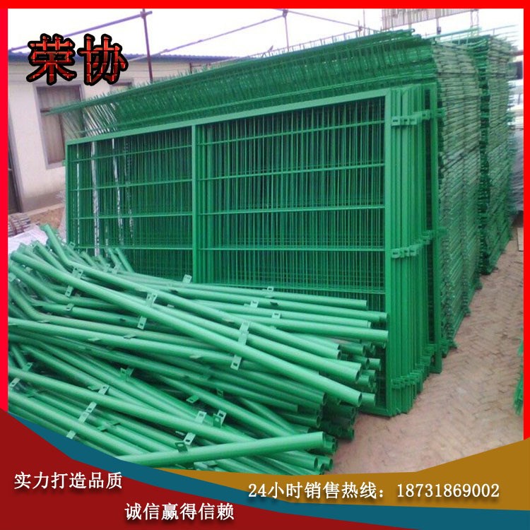 鐵路封閉網(wǎng)、高速公路封閉網(wǎng)、場區(qū)圍欄、小區(qū)護欄、各種體育場