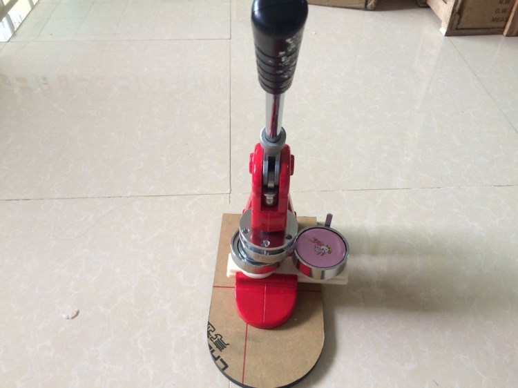 新款胸章機器 個性徽章機器 鏡子鑰匙鏈開瓶器冰箱貼制作
