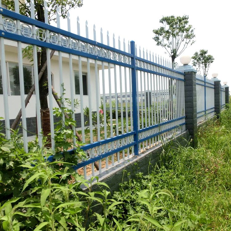 鋅鋼圍墻護(hù)欄 藍(lán)白圍墻柵欄 廠家直銷小區(qū)護(hù)欄 圍墻專用鋅鋼圍欄