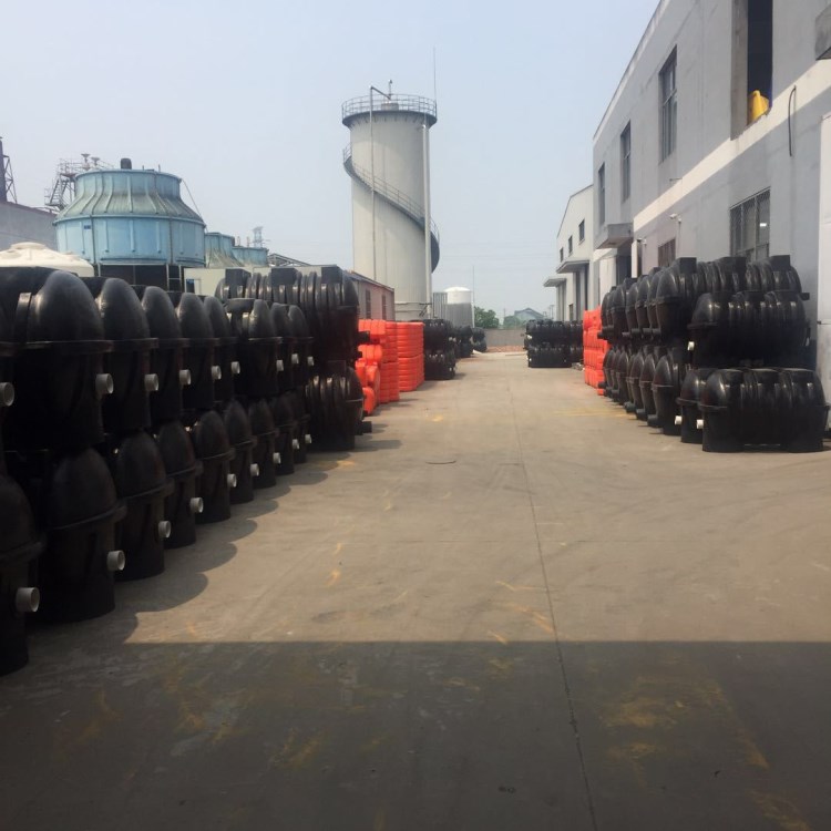 廠家直銷 1噸-5噸化糞池 新農(nóng)村建設(shè)環(huán)保耐腐蝕滾塑容器 PE隔油池