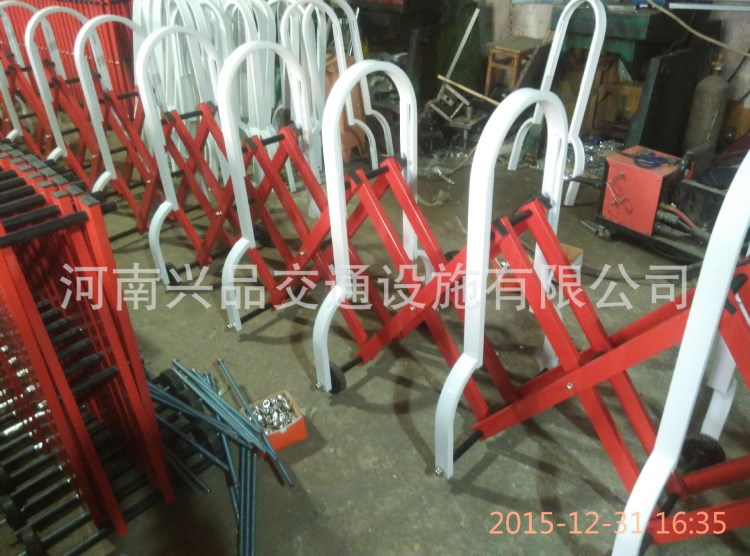 河南安陽廠家現貨直銷高速收費站伸縮護欄 活動圍欄 移動式護欄