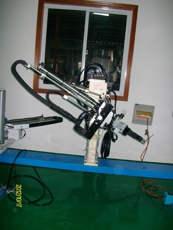 浙江臺州/佑信廠家直銷/注塑機(jī)專用回旋式單臂單截小斜臂機(jī)械手