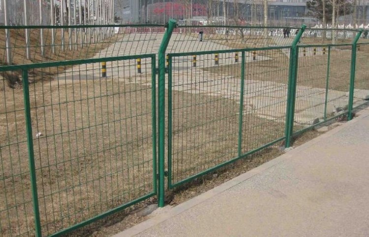 河北安平框架護欄網廠家  工廠圍墻欄網 圈地用的護欄網