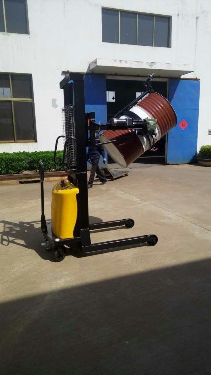泰興宇宏COT半自動油桶叉車人工電動旋轉(zhuǎn)化工桶倒料車可加電子稱