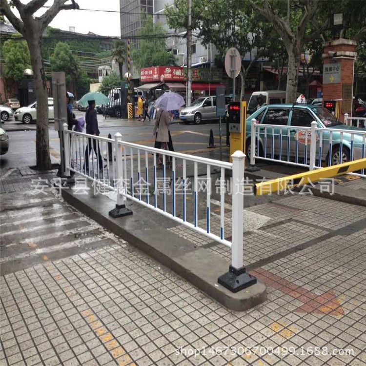 北京地鐵隔離市政欄桿 超市地下停車(chē)場(chǎng)隔離護(hù)欄 鋅鋼材料市政圍欄