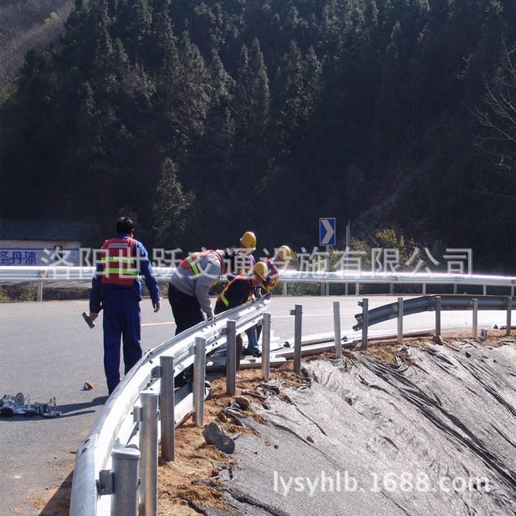 湖南湘潭国标喷塑波形梁护栏板 桥梁驾校波形护栏厂家直销