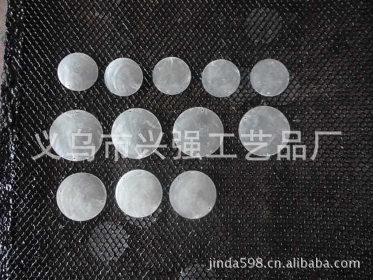 廠家批發(fā)供應(yīng)20-80MM 雙孔diy貝殼片鏡貝，海貝耳飾珠簾飾品配件