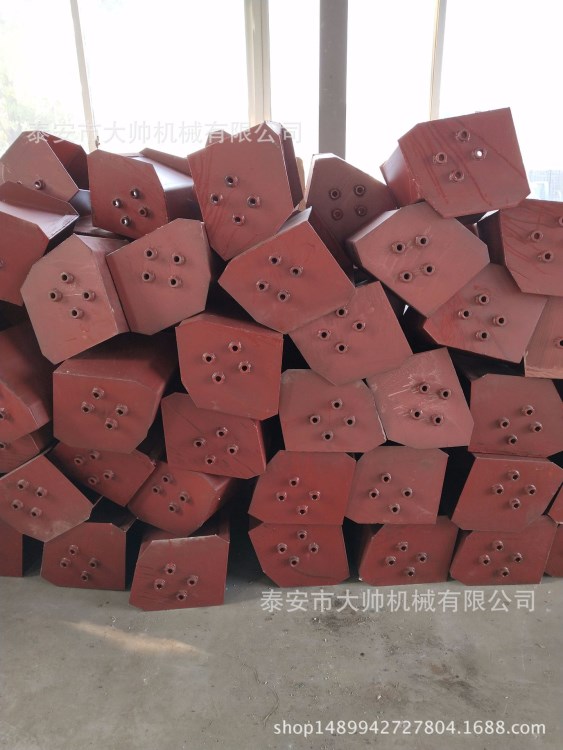 現(xiàn)貨供應(yīng)各種型號(hào)料斗.&rsquo;提升機(jī)料斗HL400