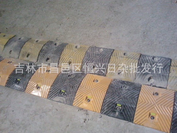 吉林經(jīng)銷批發(fā)安裝橡膠減速帶 鑄鋼減速帶等交通設施